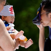 Lễ hội Nakizumo: Em bé khóc càng to thì càng khỏe mạnh